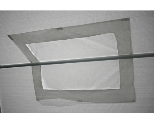 Detailansicht eines Zeltfensters mit Rahmen und Stange