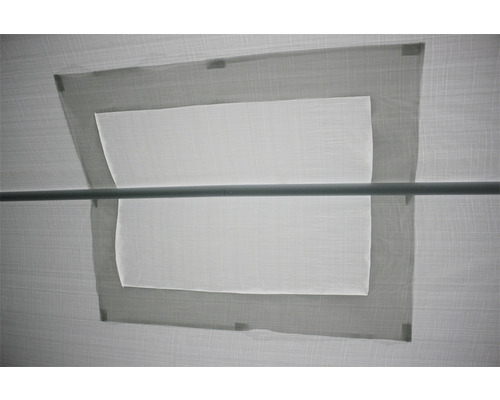 Detailansicht eines Fensters mit Stoffjalousie