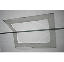 Detailansicht eines Fensters in einer Gewächshausfolie.