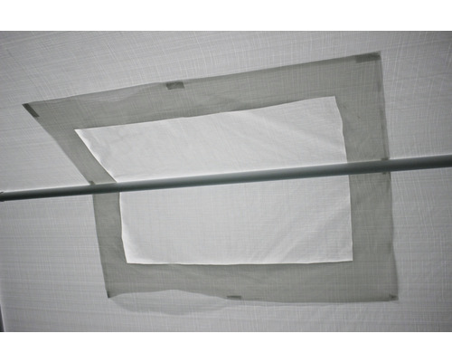 Detailansicht eines Fensters in einer Gewächshausfolie.