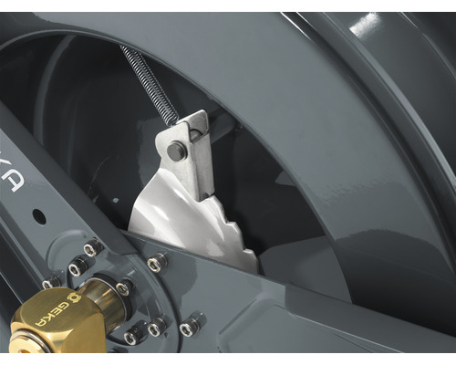 Detailansicht einer Schlauchtrommel mit Metallelementen und Feder