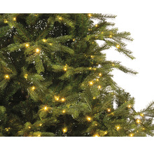 Nahaufnahme eines geschmückten Weihnachtsbaums mit Lichtern.