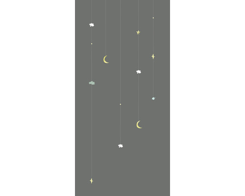 Dekoration mit Mond-, Stern- und Wolkenmotiven an Fäden