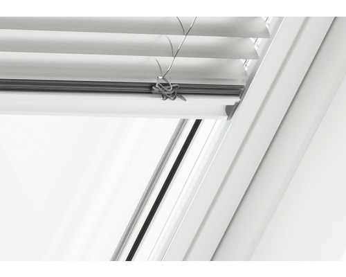 Detailansicht eines Dachfensters mit Jalousie