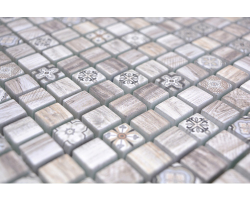 Detailansicht von Mosaikfliesen mit Holzoptik und floralen Mustern