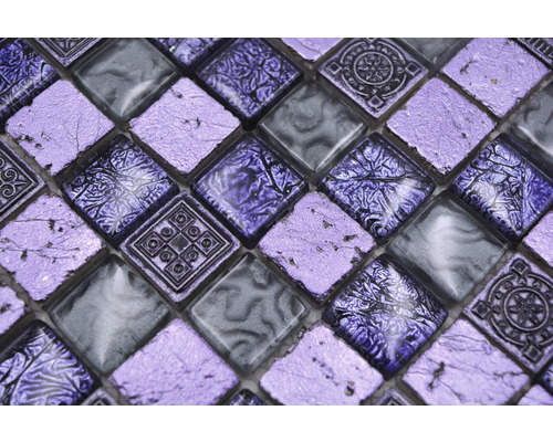Nahaufnahme eines Mosaiks mit quadratischen Steinen in verschiedenen Mustern und Materialien