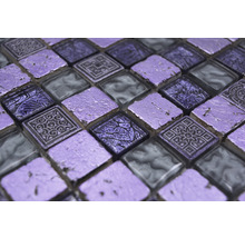 Nahaufnahme eines Mosaiks mit quadratischen Steinen aus Glas und Stein