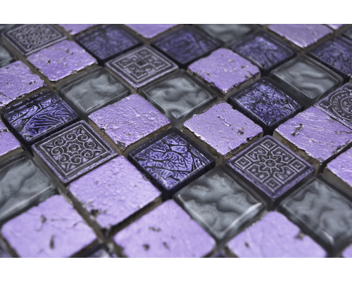 Nahaufnahme eines Mosaiks mit quadratischen Steinen aus Glas und Stein