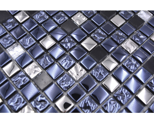 Nahaufnahme von blauen, silbernen und schwarzen Mosaikfliesen