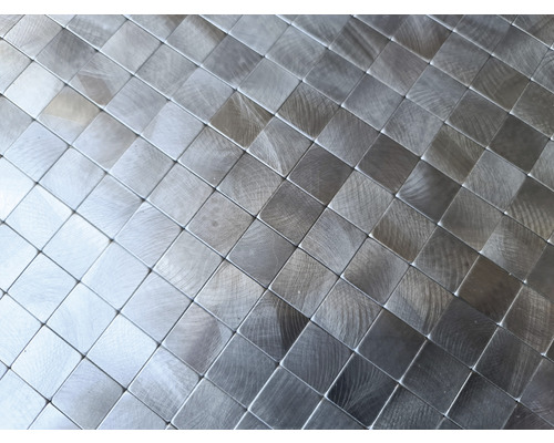 Quadratisches Mosaik aus Metall