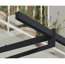Detailansicht einer Terrassenüberdachung mit Glasdach und Metallrahmen