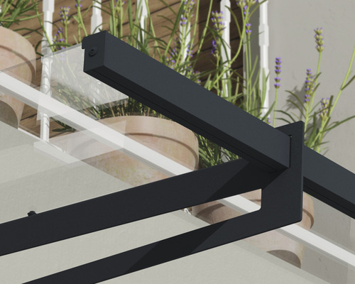 Detailansicht einer Terrassenüberdachung mit Glasdach und Metallrahmen