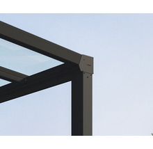 Detailansicht einer Terrassenüberdachung mit Glaselementen und Metallrahmen.