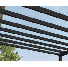 Detailansicht einer Terrassenüberdachung mit Aluminiumrahmen und Glaseindeckung