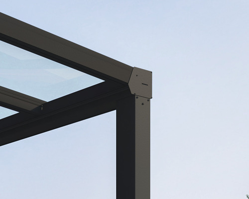 Detailaufnahme einer Terrassenüberdachung mit Glaselementen und Aluminiumrahmen.