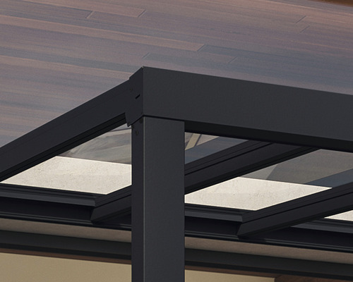 Detailansicht einer Terrassenüberdachung mit Aluminiumrahmen und Glasdach