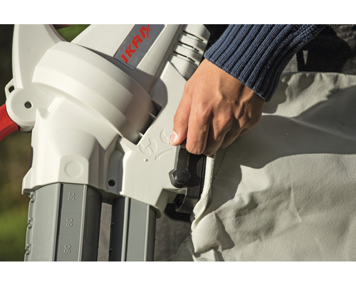 Detailaufnahme eines Bedienelements an einem Laubsauger mit Fangsack