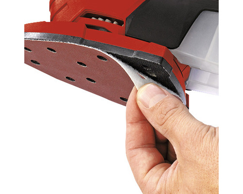 Detailansicht eines Schwingschleifers beim Wechseln des Schleifpapiers