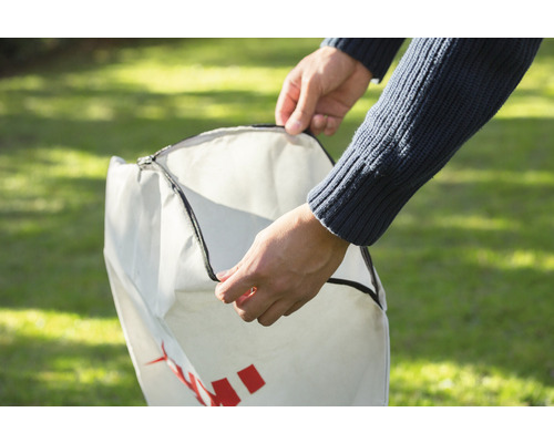 Person öffnet einen Gartensack