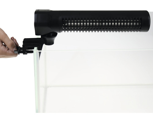 Aquarienheizer mit Klemmhalterung wird an einem Aquarium befestigt