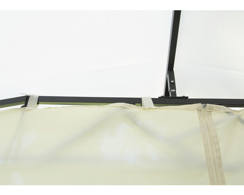 Detailansicht eines Pavillons mit Metallgestell und Vorhang mit Reißverschluss