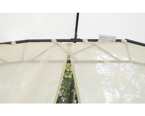 Detailansicht eines Pavillons mit Vorhängen und Reißverschluss