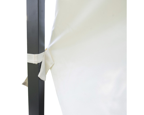 Detailansicht eines Pavillons mit Stoffvorhang und Befestigungsband