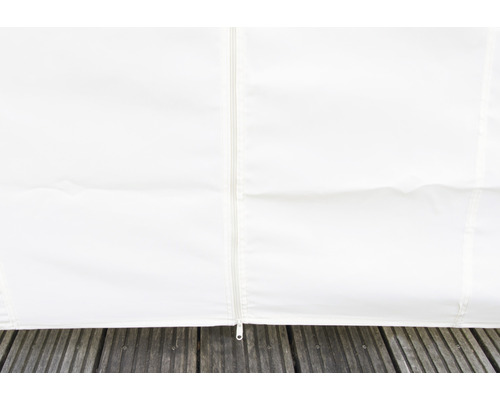 Detailansicht einer Zeltwand mit Reißverschluss und Holzfußboden