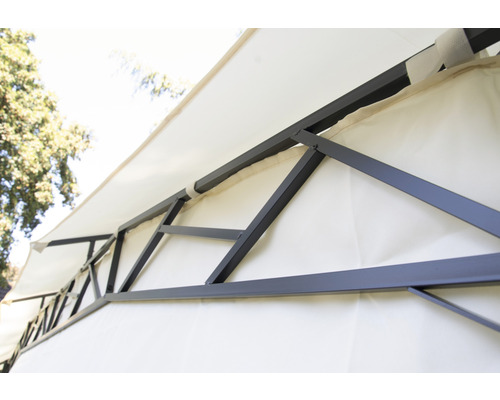 Detailansicht eines Pavillons mit Metallrahmen und Stoffdach