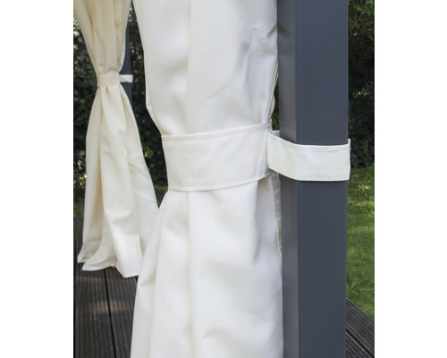 Detailansicht eines Pavillons mit Vorhängen