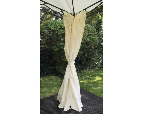 Aufgerollter Seitenvorhang eines Pavillons