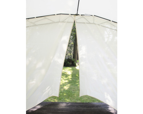 Blick aus einem Pavillon mit geöffneten, hellen Vorhängen in den Garten