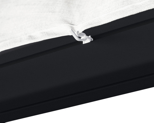 Detailansicht einer Pavillonbefestigung mit Stoff und Kunststoffclip