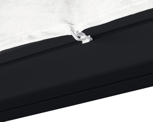 Detailaufnahme eines Sonnenschutzsegel-Befestigungsclips an einem Rahmen