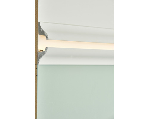 Beleuchtete Zierleiste an der Wand
