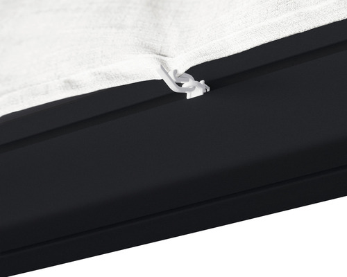 Detailaufnahme einer Markisenbefestigung mit Stoff