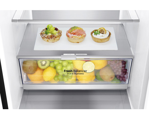 Kühlschrankinnenraum mit Obst, Gemüse und Gebäck