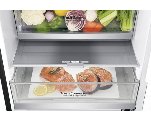 Kühlschrank Innenraum mit Gemüse und Fisch in den Frischefächern