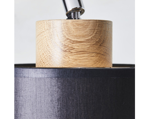 Detail einer Tischleuchte mit Holzfuß und Schirm