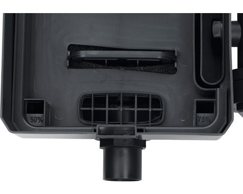 Innenansicht eines Teichfilters mit Filtermaterial und Auslass
