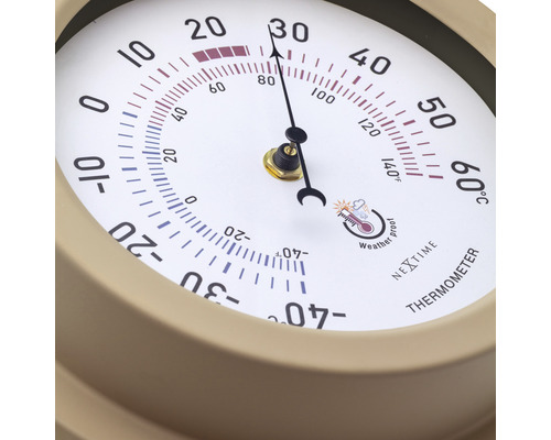 Nahaufnahme eines runden Außenthermometers mit Gradeinteilung
