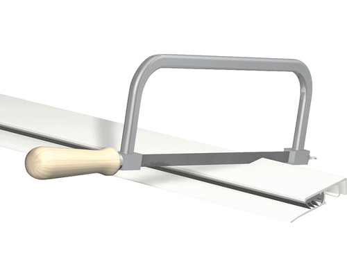 Bildausschnitt einer Handsäge beim Sägen eines Profils