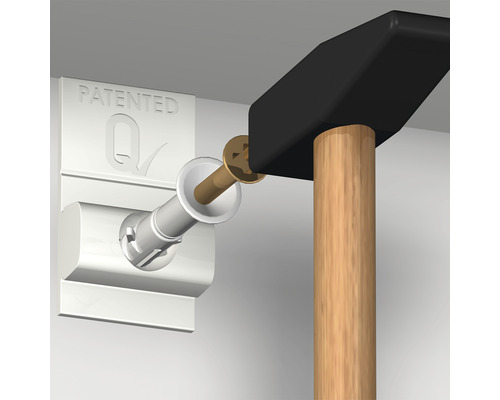 Hammer schlägt Schraube in eine Wandbefestigung