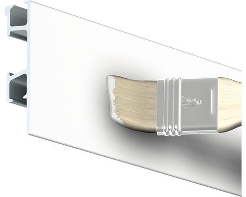 Lackierpinsel trägt Lack auf eine Zierleiste auf