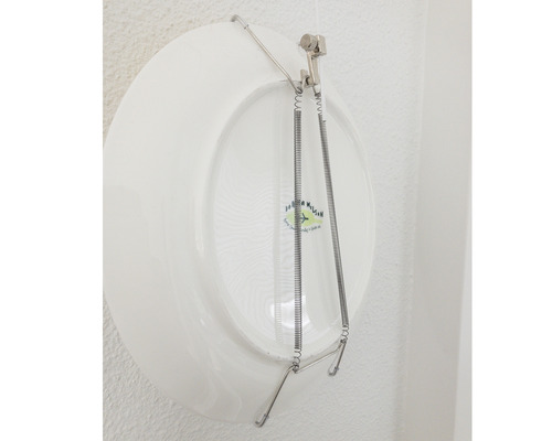 Weißer Teller mit Tellerhalterung an der Wand