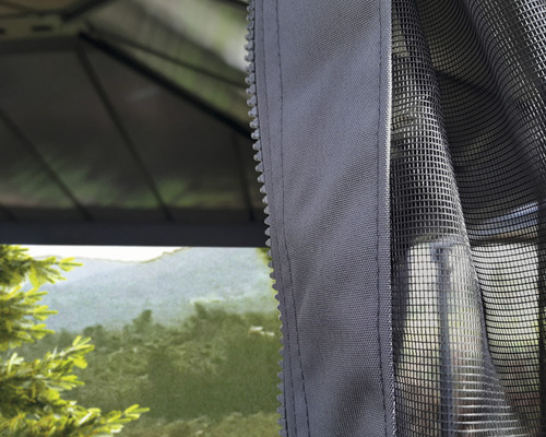 Detailansicht eines Gazebo-Seitenteils mit Reißverschluss und Insektenschutzgitter