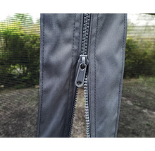 Detailaufnahme eines Reißverschlusses an einem Moskitonetz