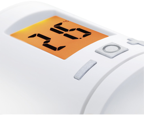 Nahaufnahme eines Heizkörperthermostats mit digitaler Temperaturanzeige