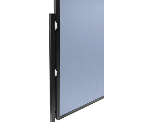 Detailansicht einer Trennwand mit schwarzem Rahmen