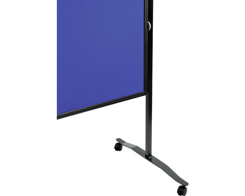 Freistehende Stellwand mit blauer Oberfläche und Rollen